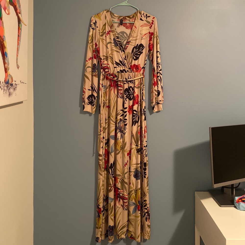 Like new maxi dress from Pretty Little thing!